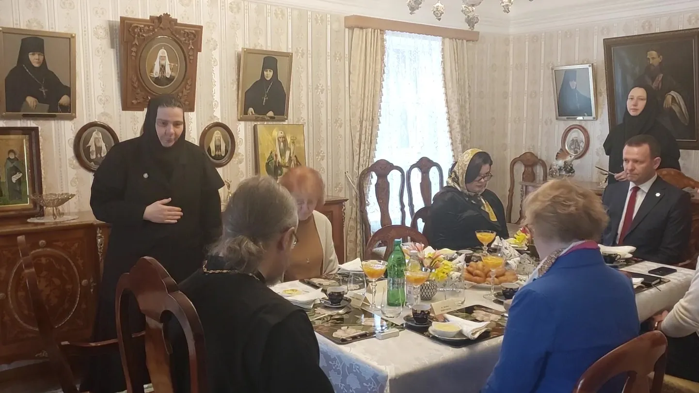 Министр внутренних дел Лаури Ляэнеметс завтракает с игуменьей Пюхтицкого монастыря Филаретой.