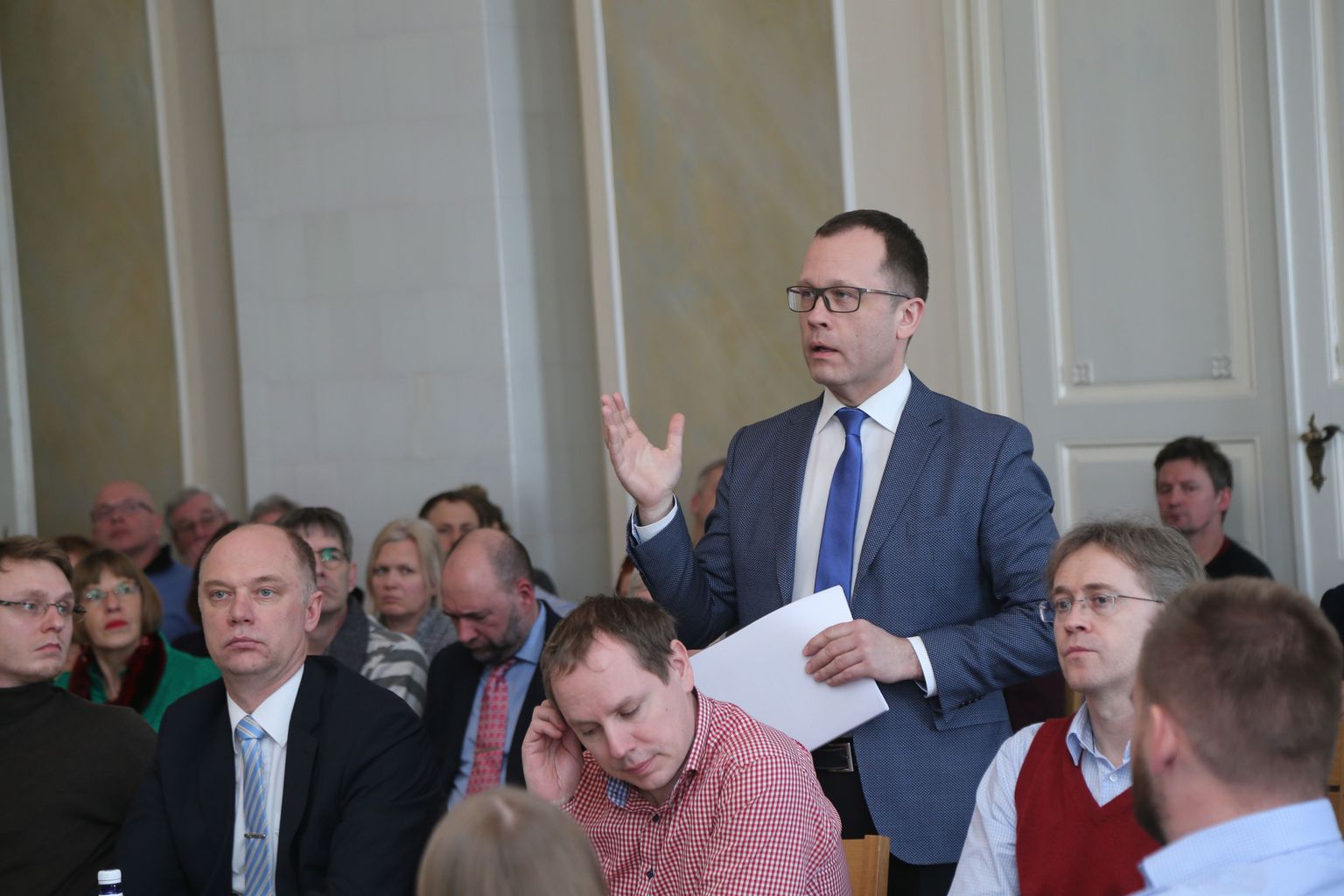 Kavandatava tselluloositehase teemaline arutelu Tartu raekoja saalis. Pildil Tartu linnapea Urmas Klaas.