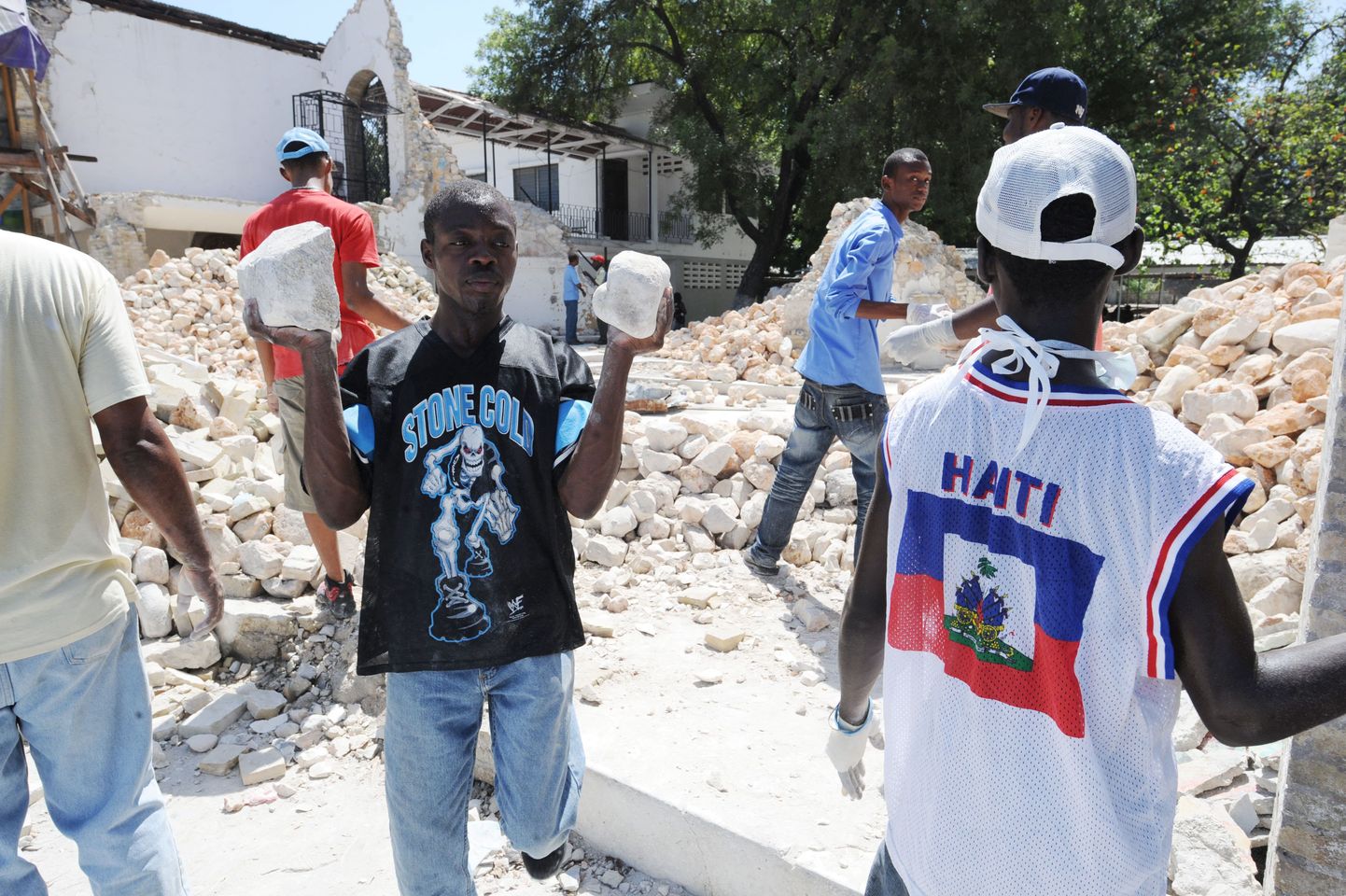 Haiti tudengid 10. juulil Port-au-Prince'is kiriku rususid ära koristamas.