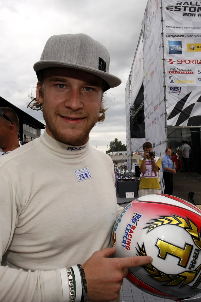 Mads Østberg 2011. aasta Rally Estonia võitjakiivriga.