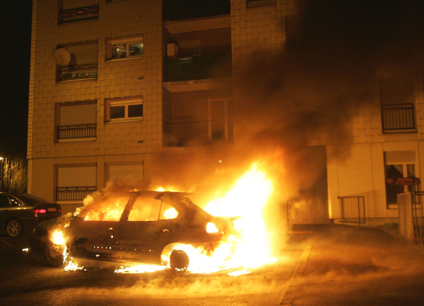 Страсбург. Во Франции в новогоднюю ночь сожжено более 400 машин.