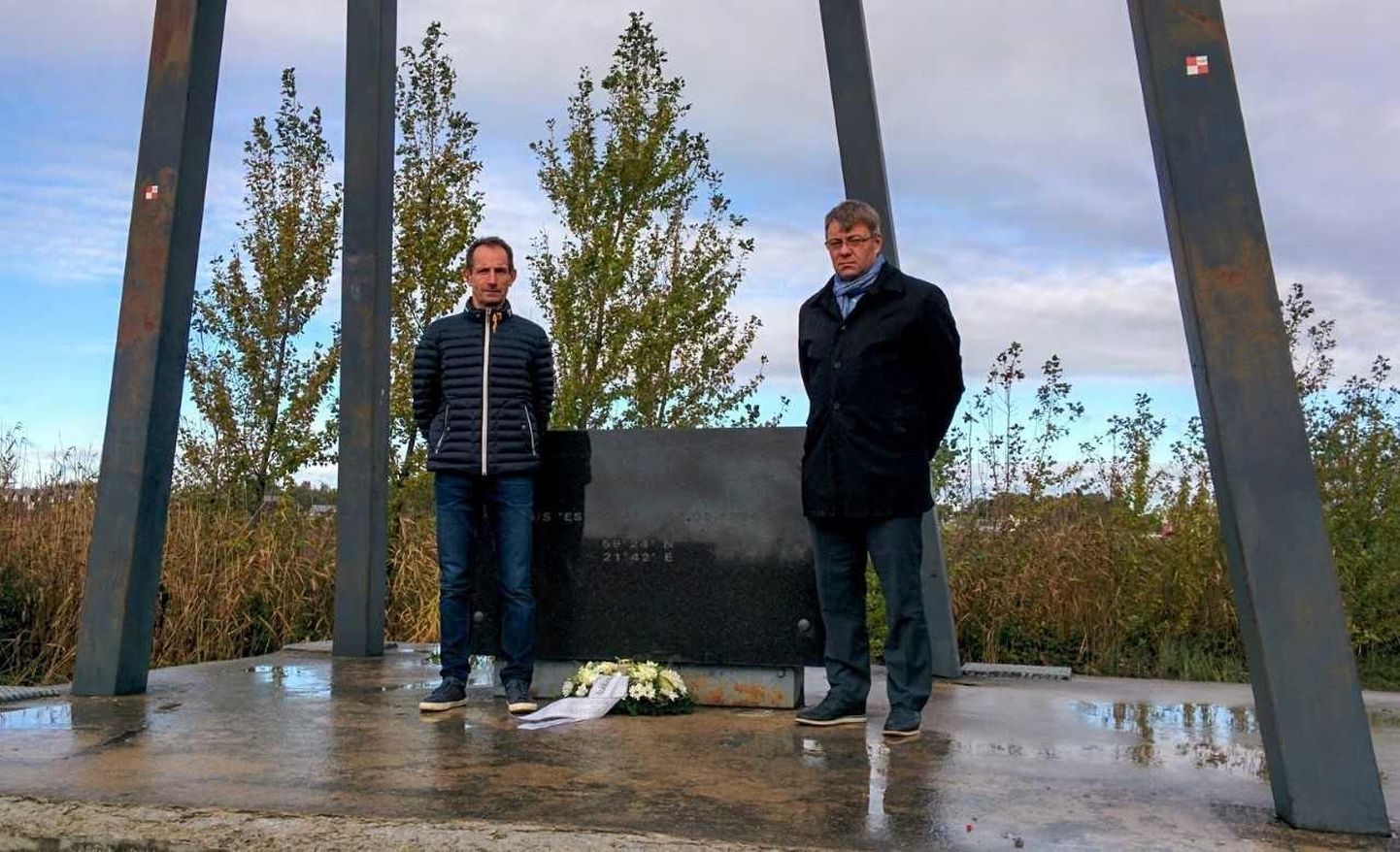 Pärnu abilinnapead Siim Suursild ja Meelis Kukk asetasid Estonial hukkunute mälestusmärgile pärja.