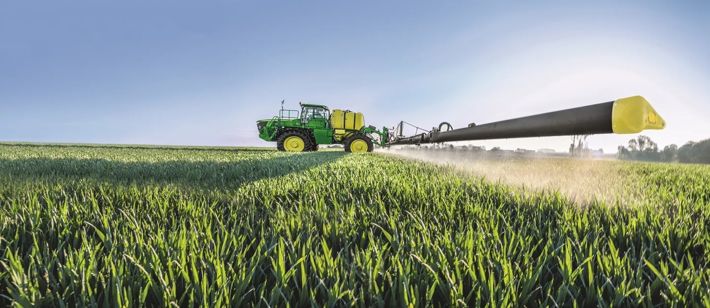 Iseliikuv taimekaitseprits John Deere R4050i