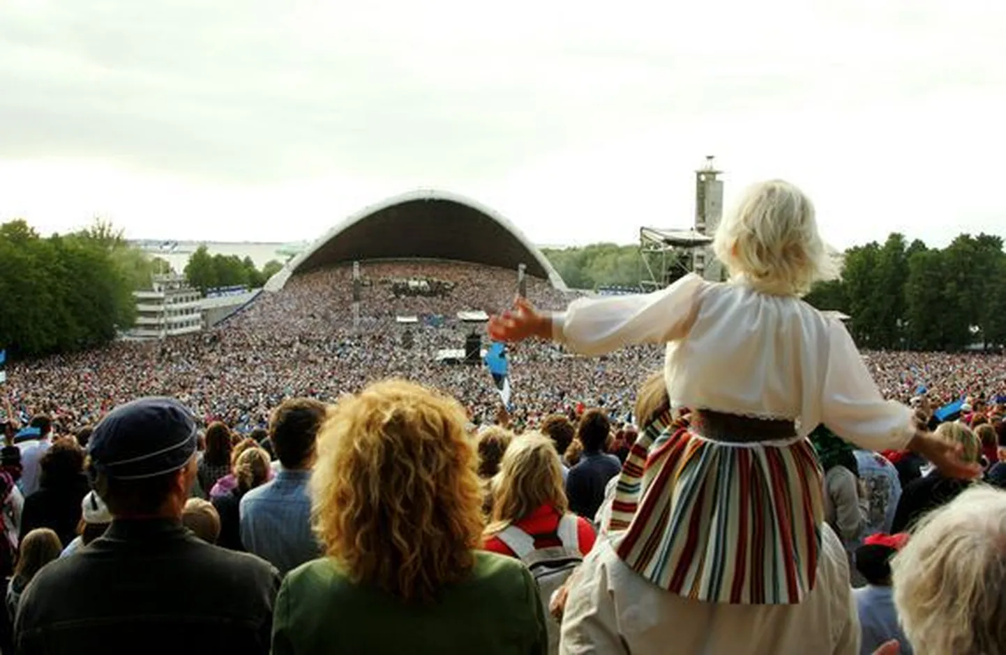 Laulupidu tõi Eestisse hulga välisturiste, kuid mulluse suvega võrreldes jäi siin peatunud turistide arv siiski kahvatumaks.