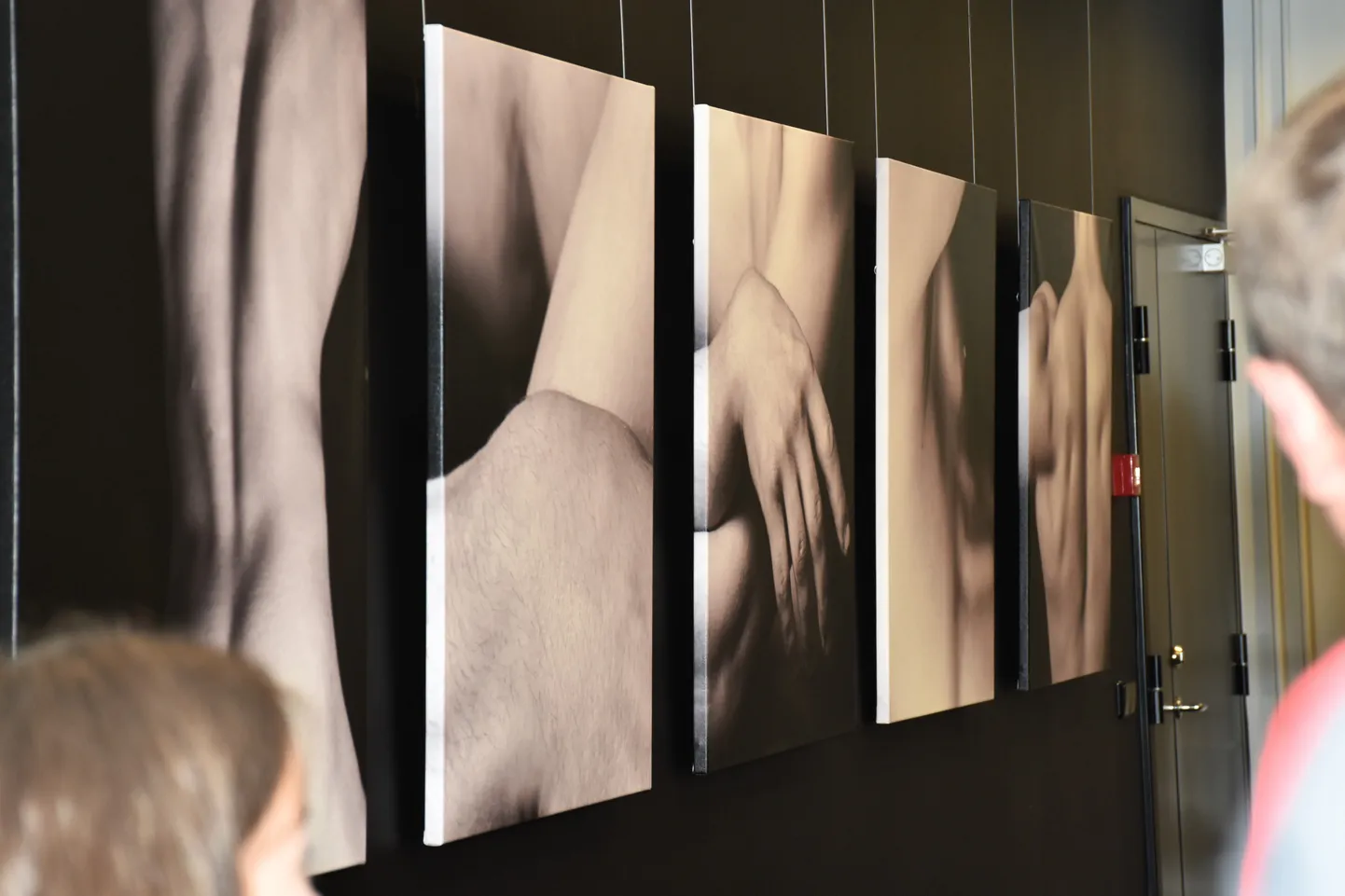 Marko Toomasti fotoseeria “Kehamaastikud” on emotsionaalselt laetud segu alasti must-valgetest kehamaastikest ja skulptuursetest vormidest.