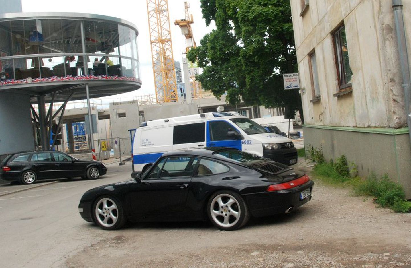 Tartus Aleksandri tänaval rikkus seni kindlaks tegemata sõiduk Porsche.