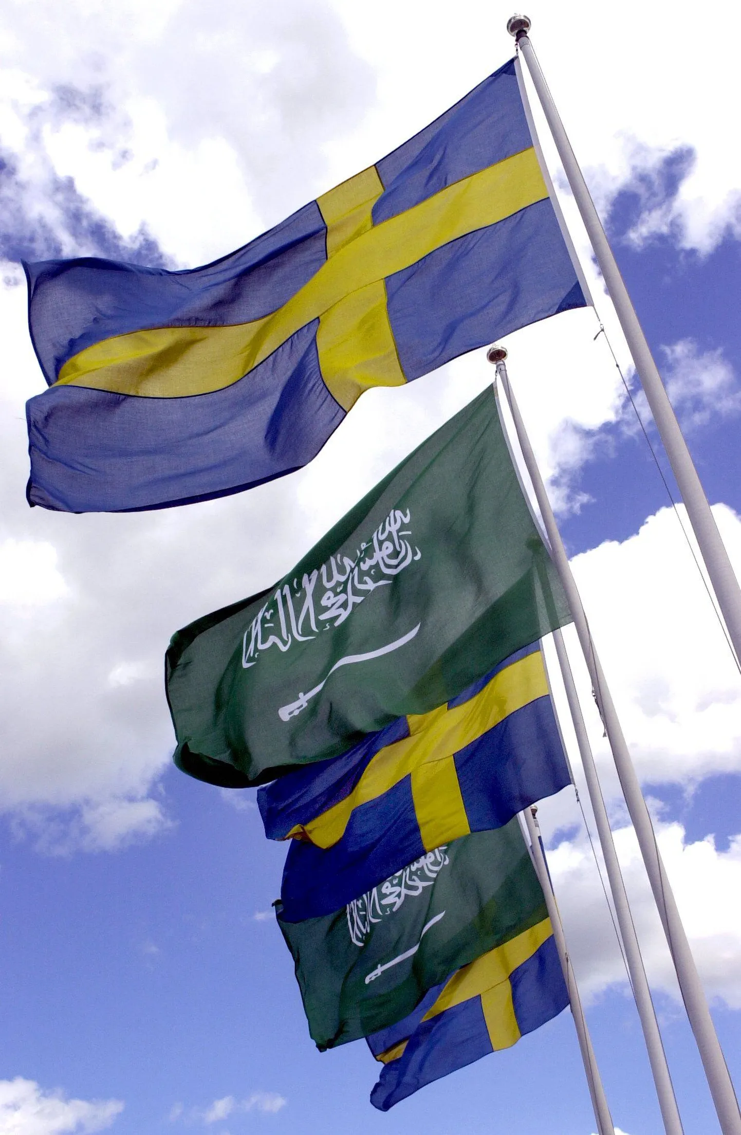 Rootsi ja Saudi Araabia lipud.