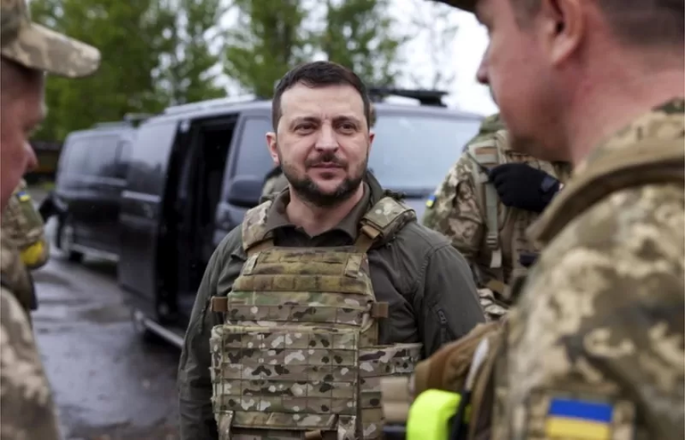 Президент Украины Владимир Зеленский 29 мая встретился с солдатами в Харьковский области, где наращиваются боевые действия