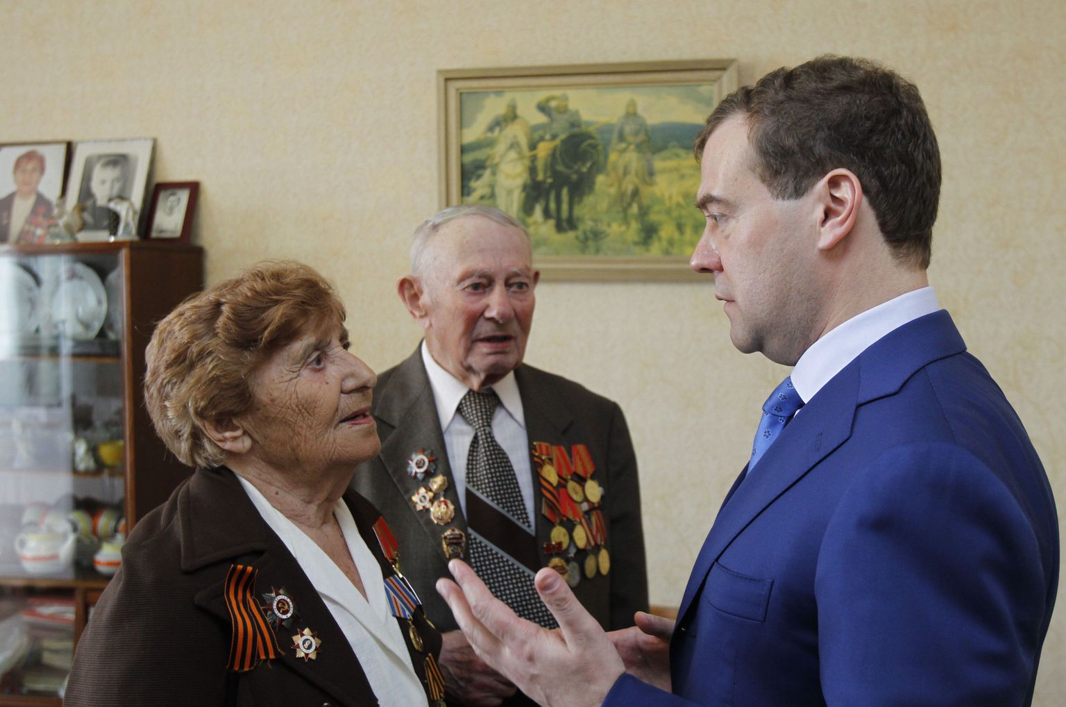 Dmitri Medvedev külastas Tambovis sõjaveteranidest abielupaari.