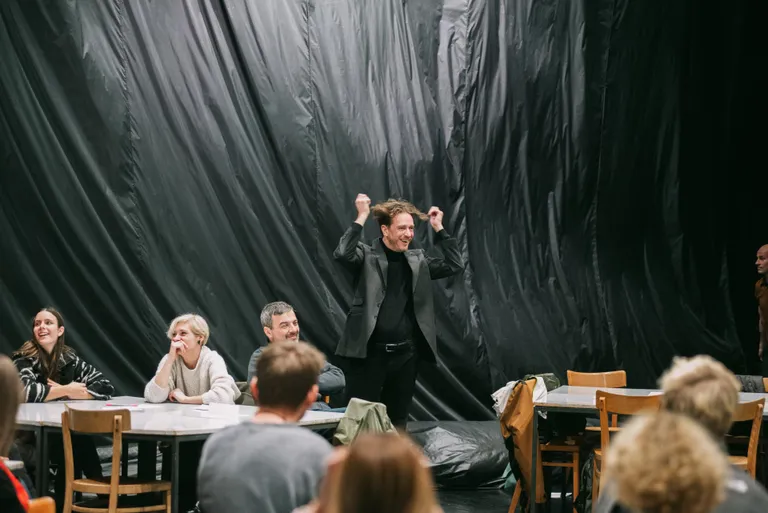 Bunkeri ja Kanuti Gildi SAALi koostöölavastus «Fun Fact»: meisterlikkusega ei vehita, vaid see on vaka all. Piisake ehk ironiseeritakse, aga ei ehita.