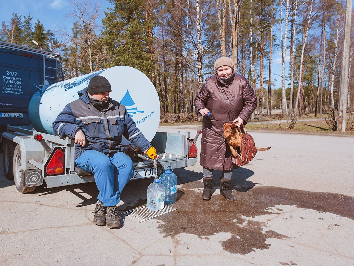 Агнесса Литвинкова принесла на водопой к бочке и свою маленькую собачонку.