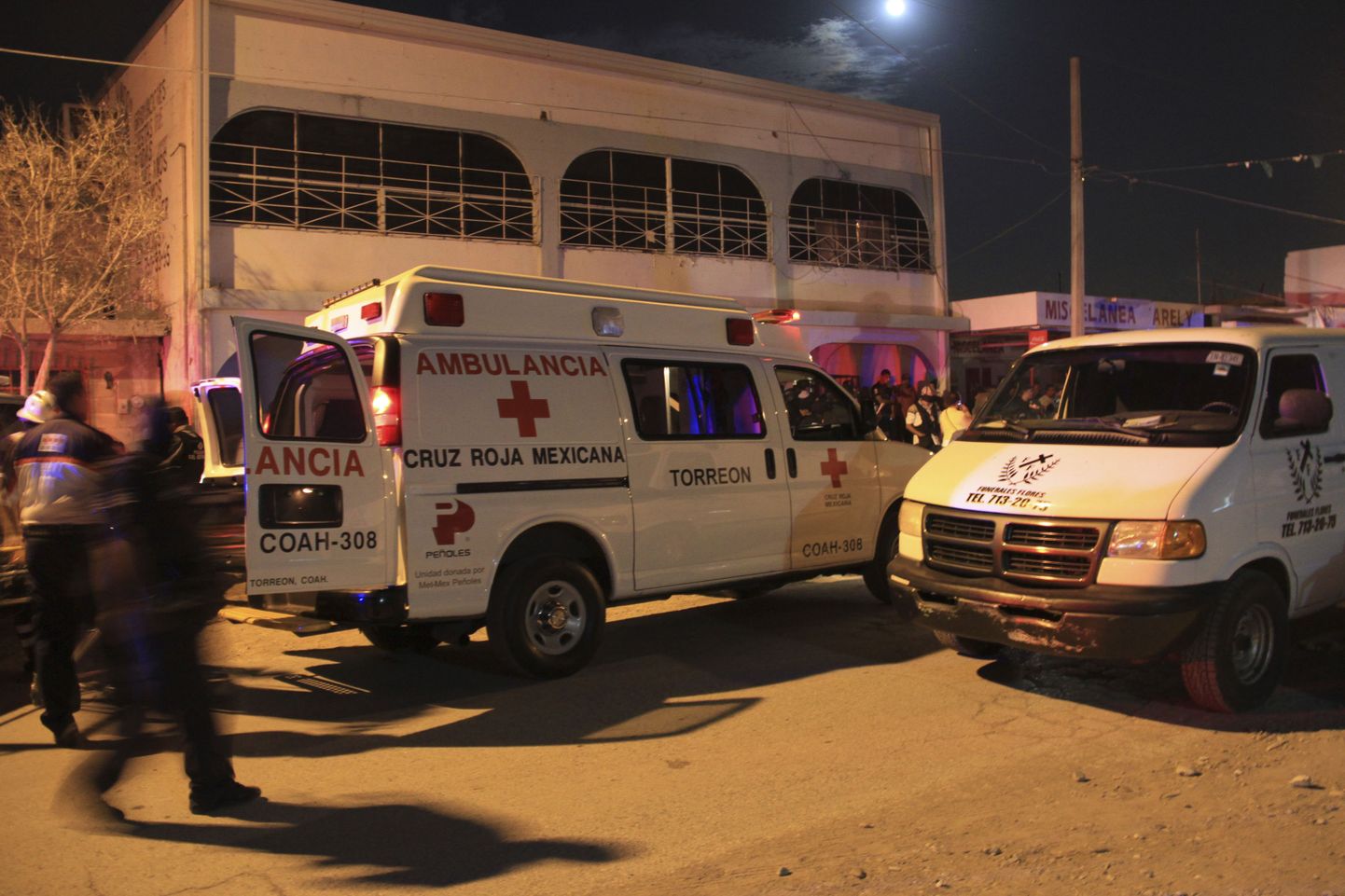 Kiirabiautod narkovõõrutuskeskuse ees 3.juunil Torreonis.