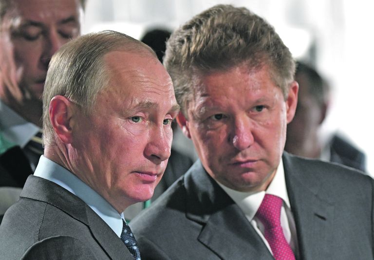 Владимир Путин и глава "Газпрома" Алексей Миллер присматриваются к коллегам