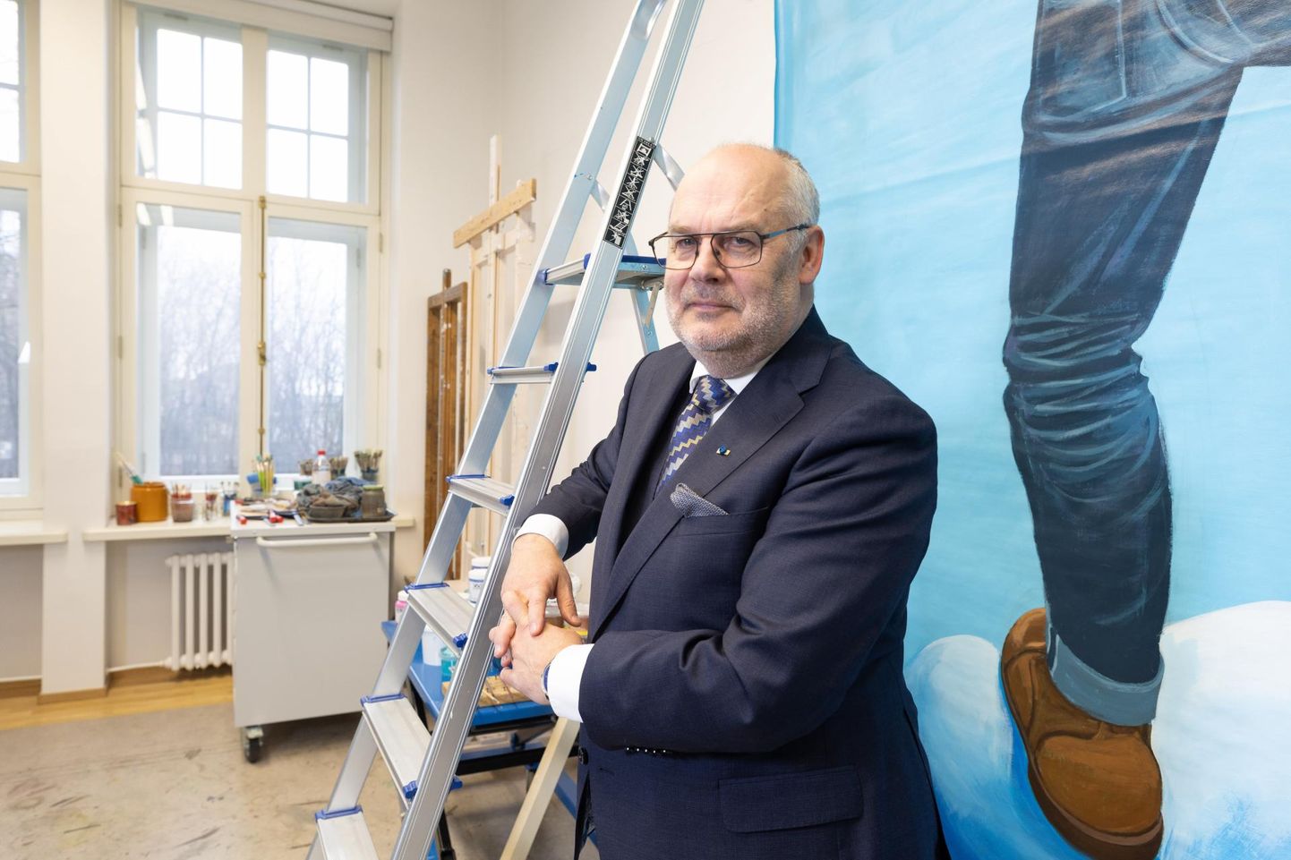 Президент Алар Карис в ателье у художника Кайдо Оле в Таллинне.