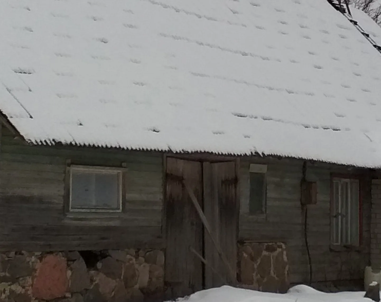 Väidetavalt pidutses seltskond eelmisel õhtul Tõstamaa lähistel Kastna külas 51aastase Merle juures, kes koos Tõstamaal elava 41aastase mehega eile jäisest hauast eluga pääses.