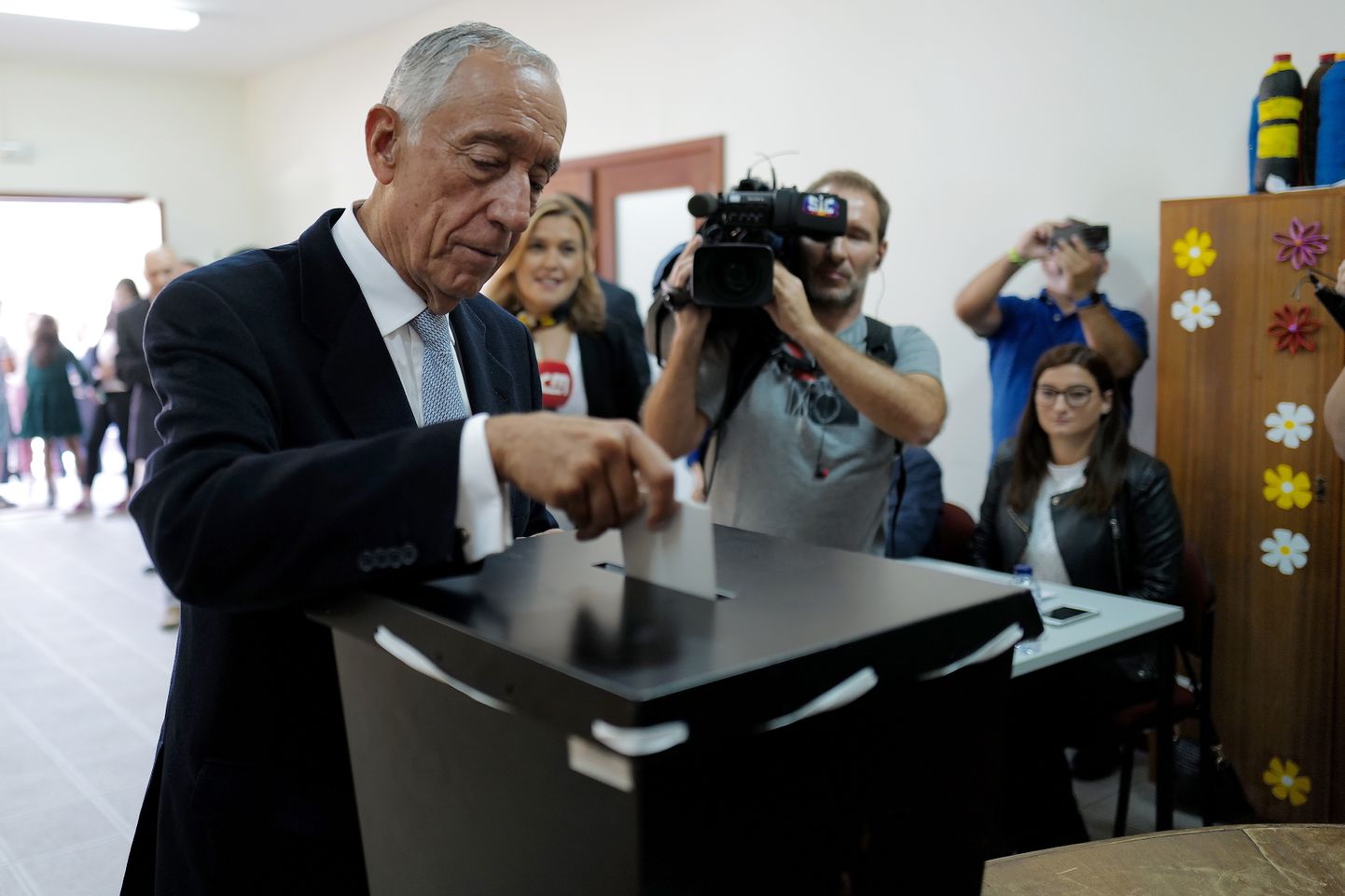 Portugali president Marcelo Rebelo de Sousa pühapäeval riigi põhjaosas Celorico de Bastos parlamendivalimistel hääletamas.