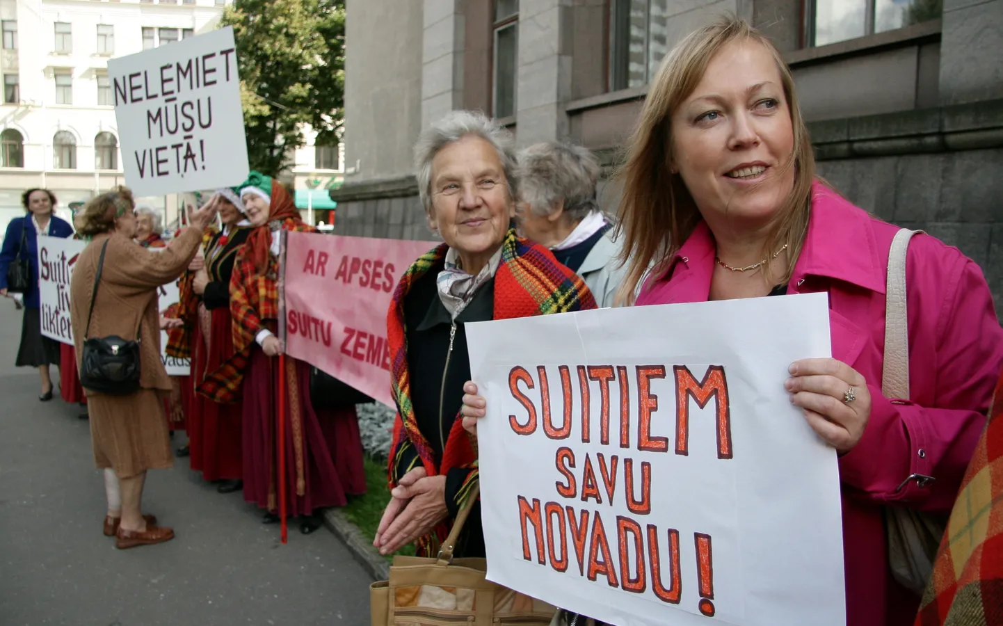 Alsungas pagasta biedrība "Suitu novads" kopā ar Gudenieku pagasta biedrību "Suitu novada atdzimšana" piketē pie Ministru kabineta, lai aizstāvētu suitu tiesības saglabāt savu vēlētu pašvaldību arī pēc 2009. gada novadu reformas.