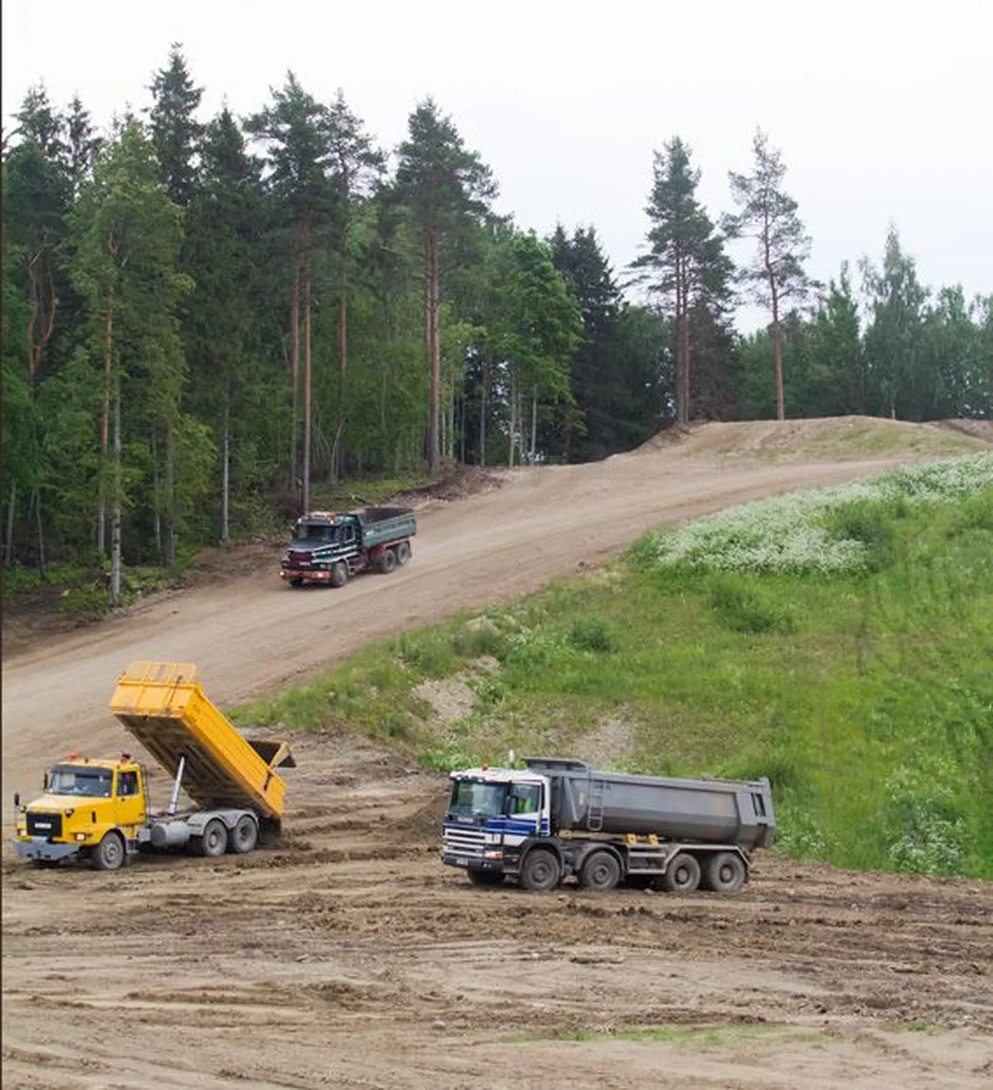 Päevas voorib Rakveres Kõrgemäele 30-50 suurt veoautot koormatäie pinnasega, mille abil mäge suuremaks kasvatatakse.