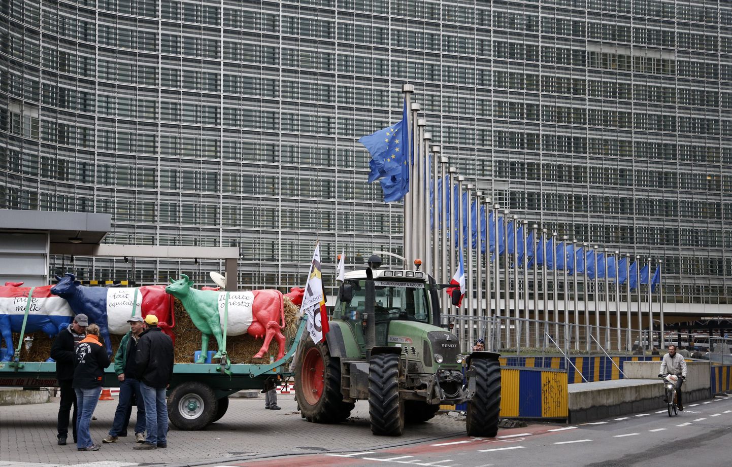 Акция протеста производителей молока со всей Европы в Брюсселе у здания Европейской комиссии осенью 2012 года.
