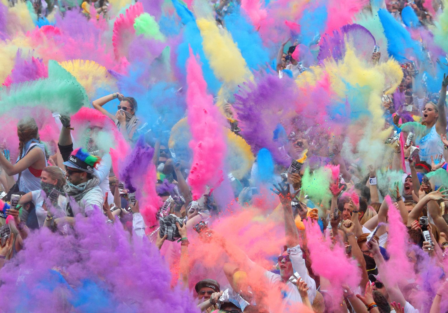 India Holi festivali traditsiooniks on värvipulbrisõda.