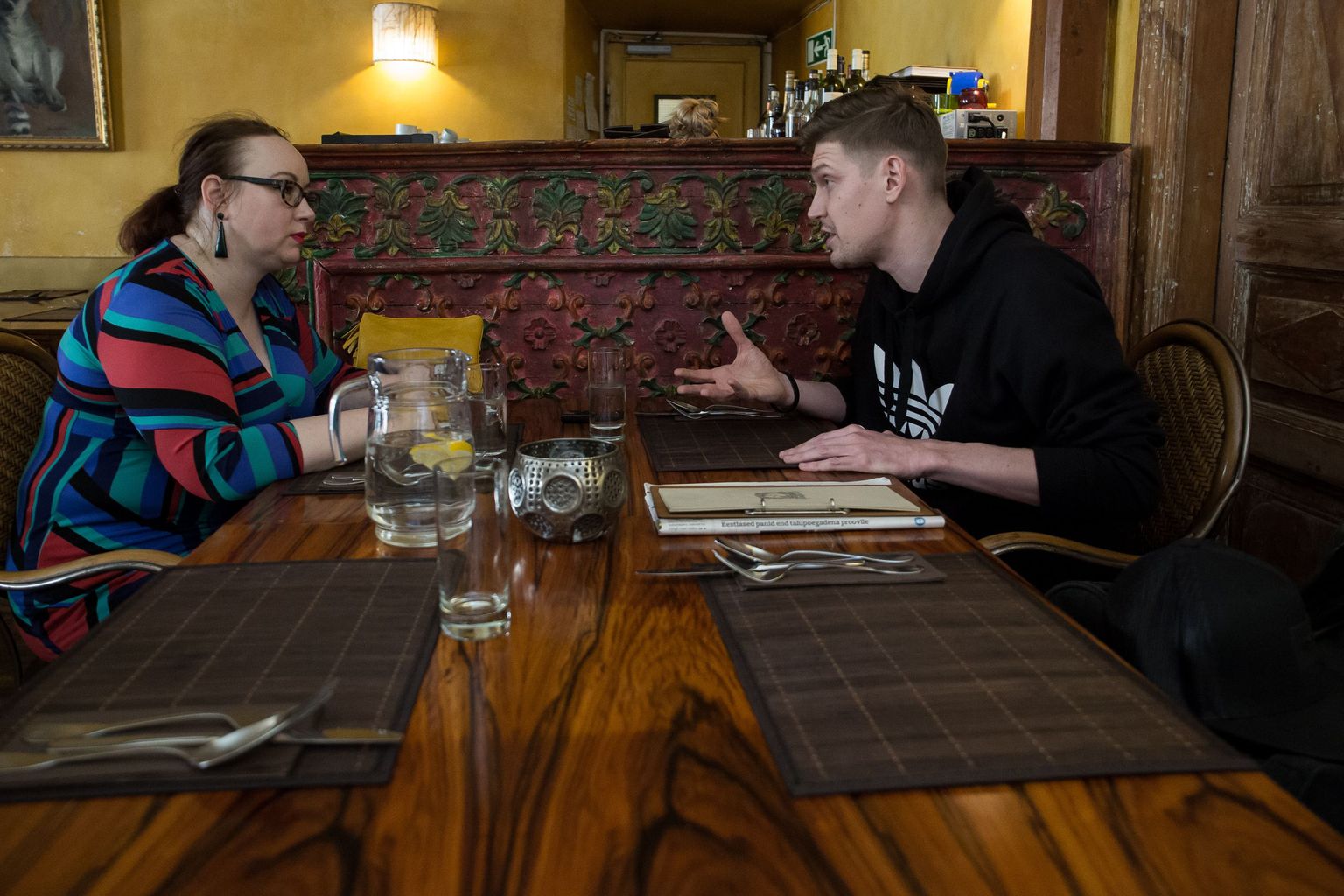 Pildil näitleja Henrik Kalmet (paremal) ja ajakirjanik Heili Sibrits.