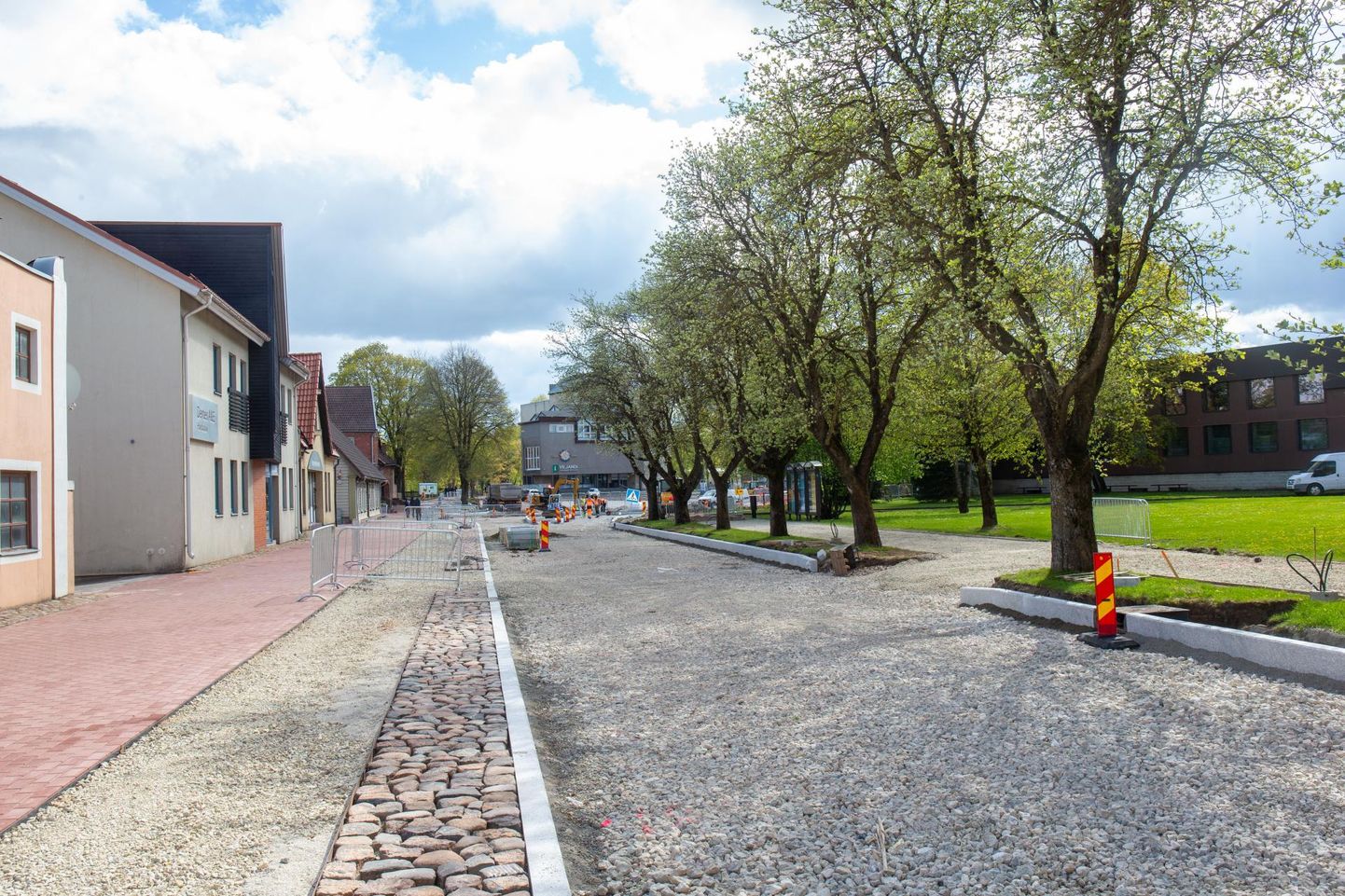 Tallinna tänav on juba hoopis teise ilme võtnud. Kui esialgu pidi töö lõppema Tartu tänava ristmikul, siis juunis asutakse tööle ka Uku keskuseni ulatuval lõigul.