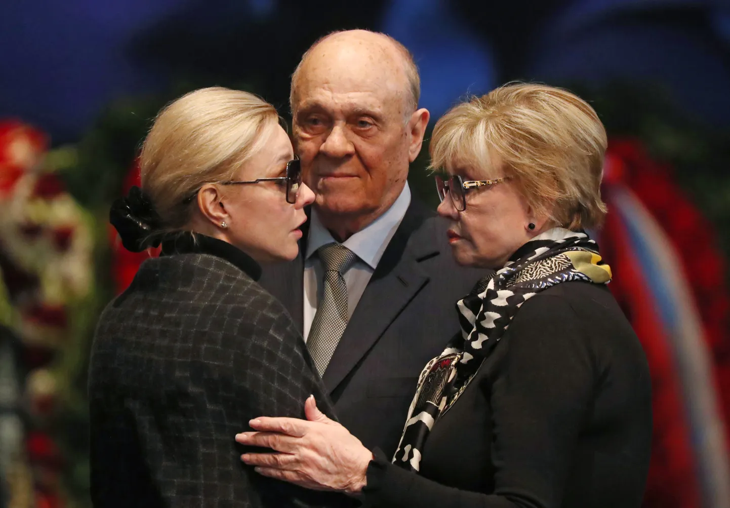 Moskvas suri tuntud näitleja ja režissöör Vladimir Menšov (keskel).