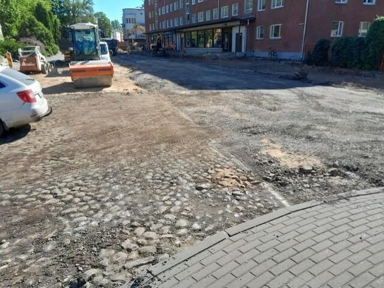 Tänavu suvel võis Julius Kuperjanovi tänava remondi ajal näha vana Maarjamõisa tänava paljandunud kivisillutist.
