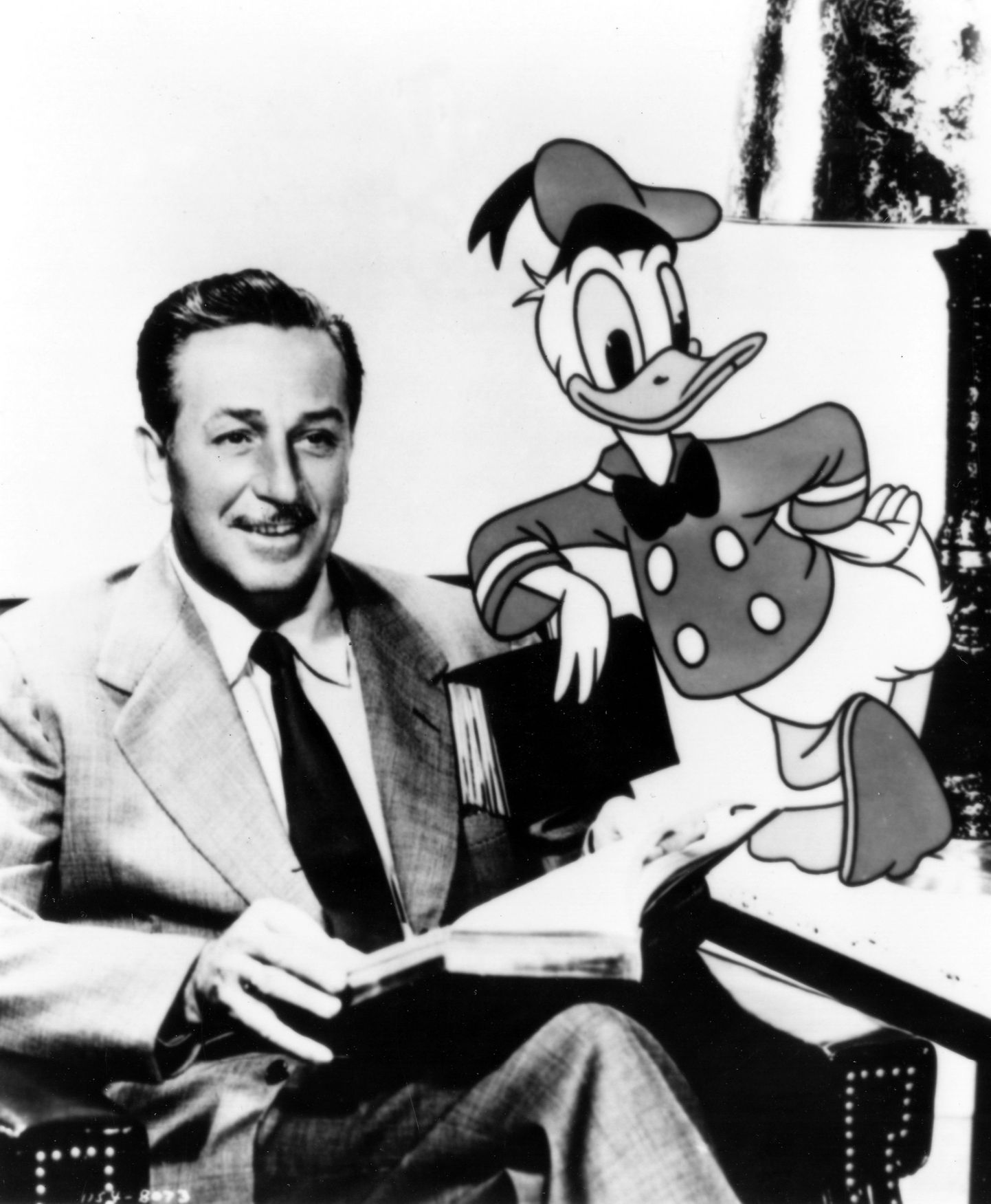 USA filmirežissöör, -produtsent ja multifilmide looja Walt Disney koos Piilupart Donaldi tegelaskujuga.