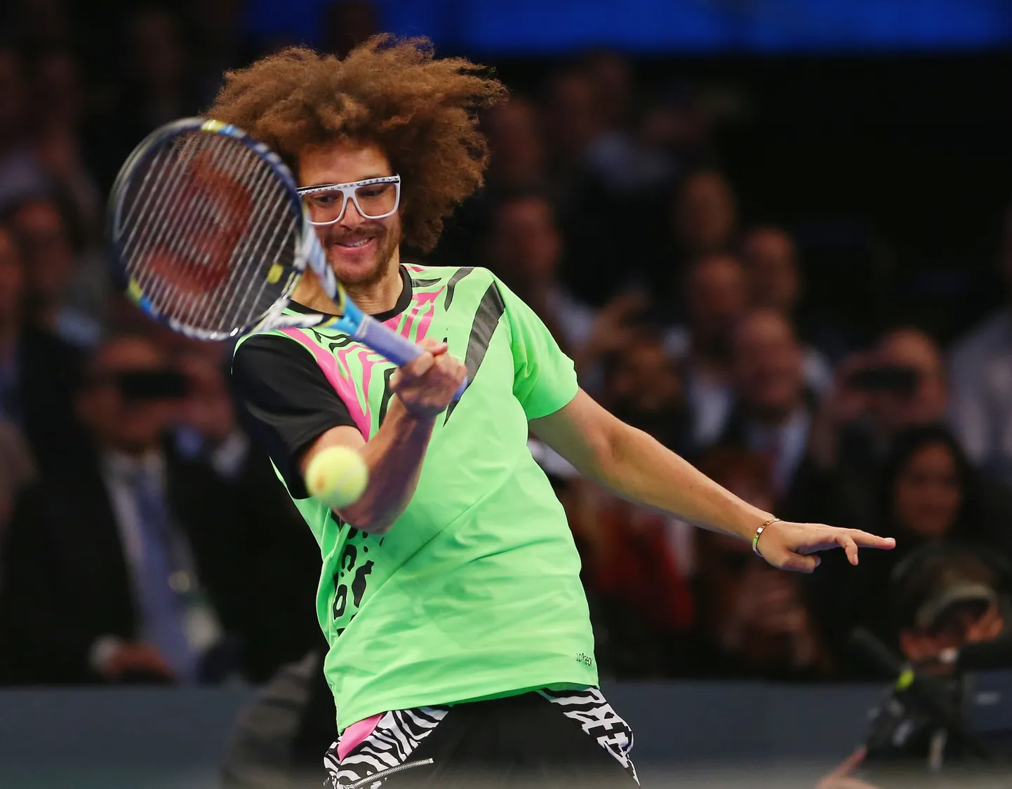 Räppar Redfoo tenniseväljakul.