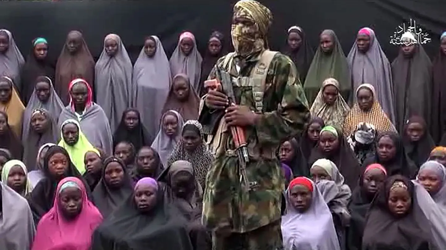 Boko Harami võitleja ja röövitud Chiboki tüdrukud.