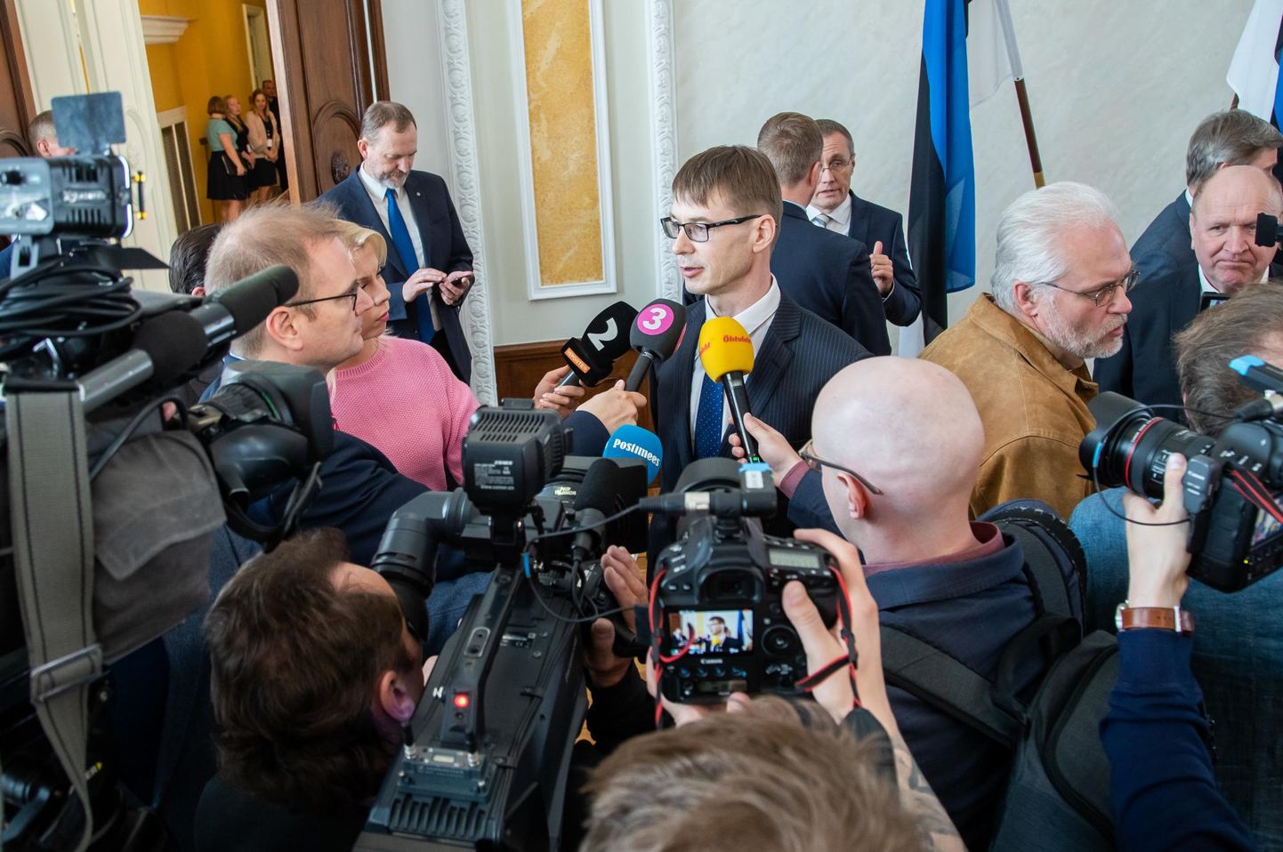 Väliskaubanduse ja IT-ministri Marti Kuusiku esimene tööpäev kulus koduvägivallasüüdistustele vastamiseks.