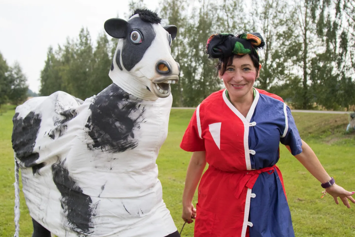 Mullu lõbustas Kuhjavere festivalil rahvast Jõesuu külateater Pärnumaalt.