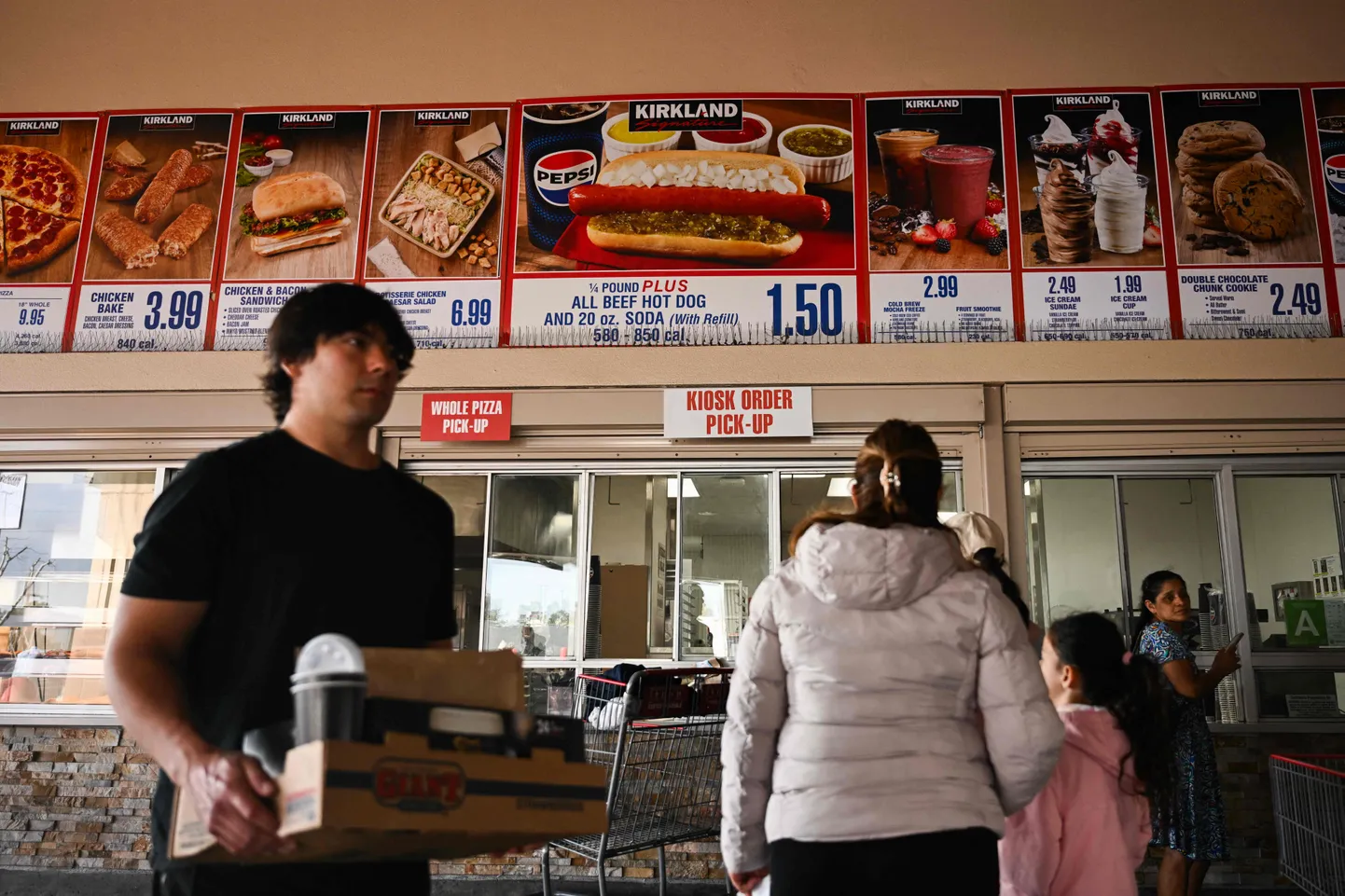 Costco kliendid järjekorras, et osta 1,5 dollarit maksvat hot dog'i ja jooki, mille hind on püsinud muutumatu alates 1985. aastast. USA inflatsioon veebruaris oli 2,8 protsenti ja jaanuaris 3,0 protsenti.