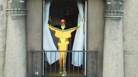 Эстонский стилист Алексей Солтан вышел на балкон вслед за Гудковым