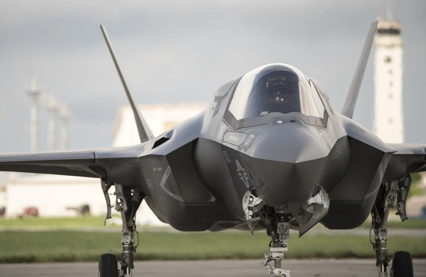Hävitaja F-35.