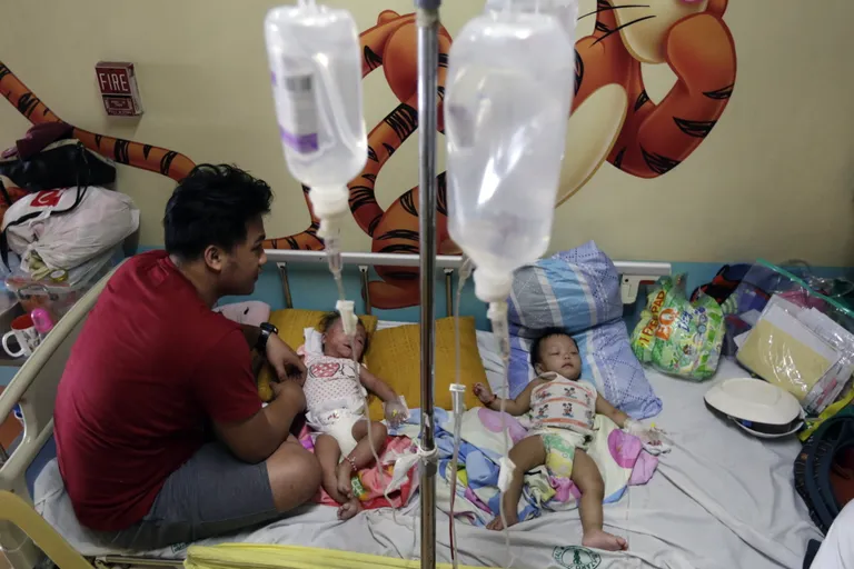 Leetritesse nakatunud lapsed Filipiinide pealinna Manila haiglas.