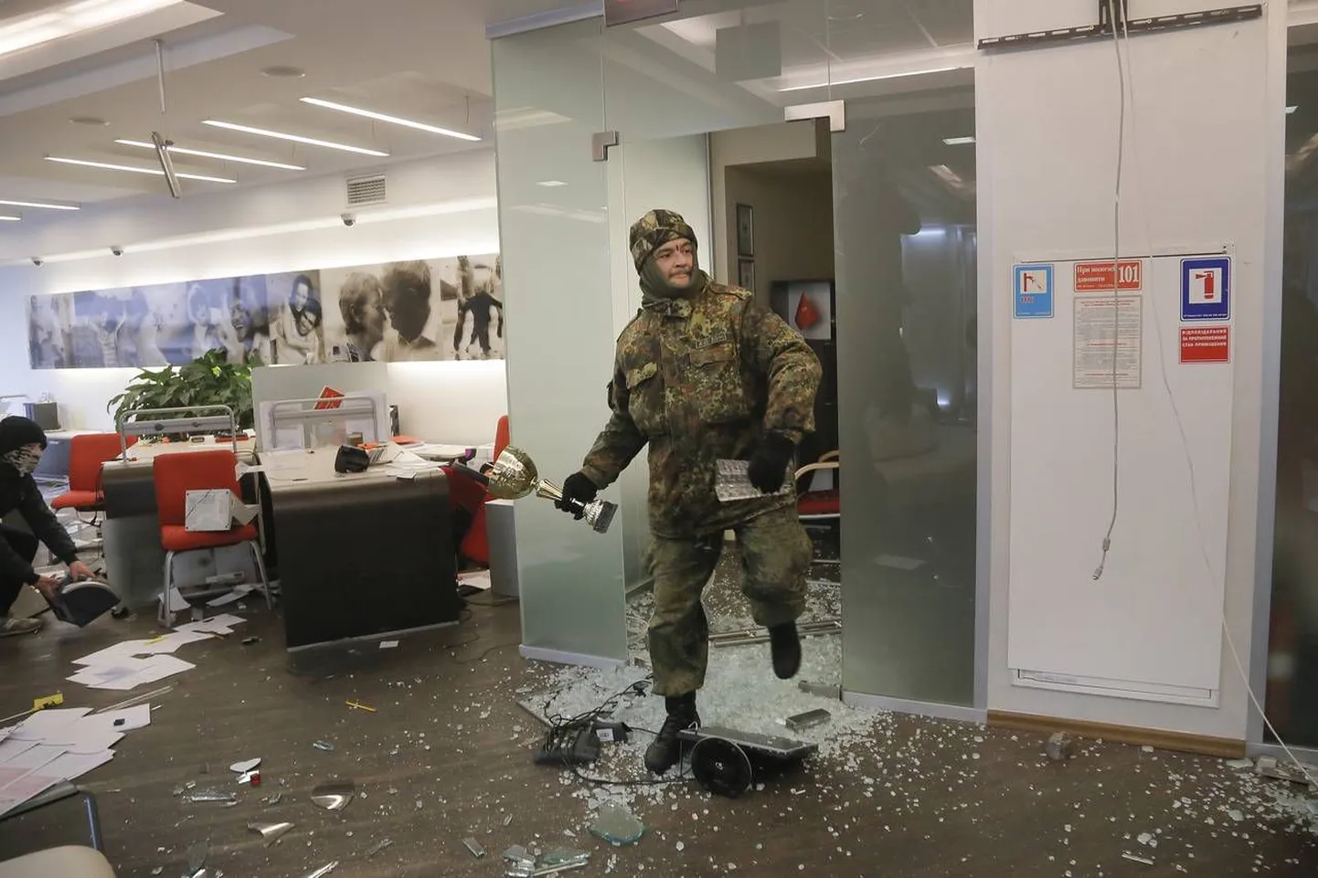 Aktivist eile Kiievis Alfa Banki kontoris.
