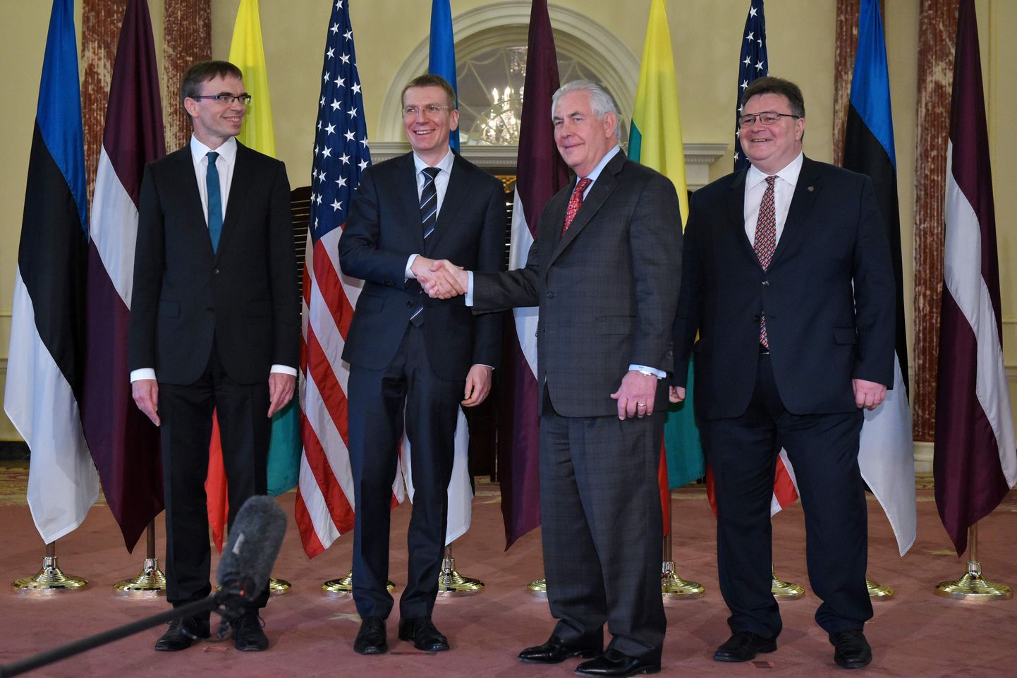 Sven Mikser, Edgars Rinkēvičs, Rex Tillerson ja Linas Linkevicius enne välisministrite kohtumist Washingtonis.