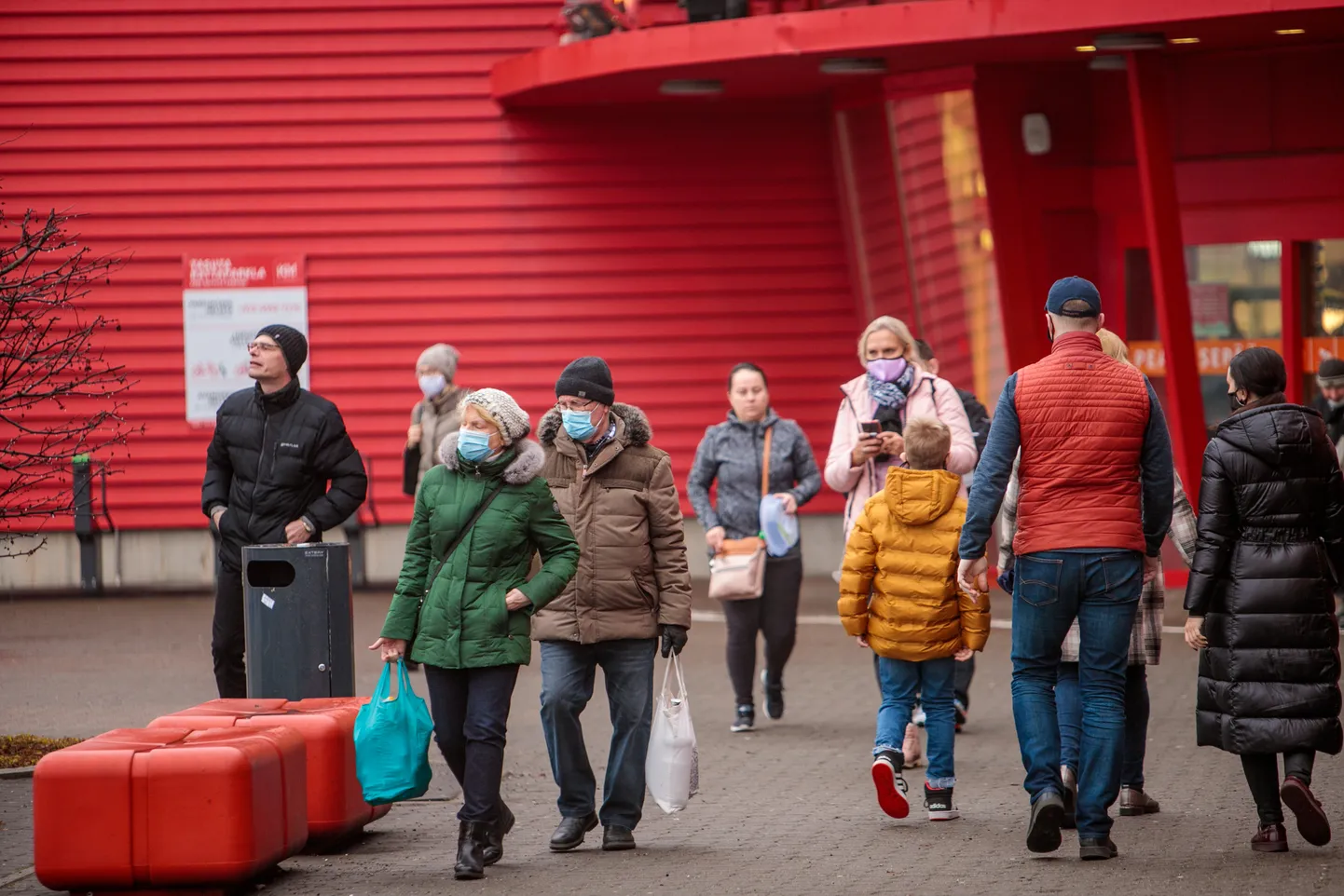 Politsei hinnangul kannab enamus inimestest maski, kuid kahe päeva jooksul siiski jagati 1000 maski neile, kel seda kaasas polnud.