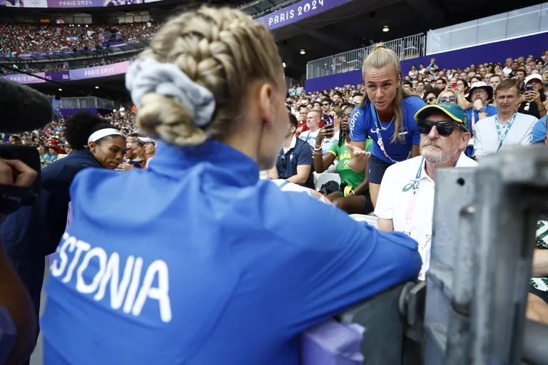 Elisabeth Pihela vestlemas treeneri Grit Šadeikoga.