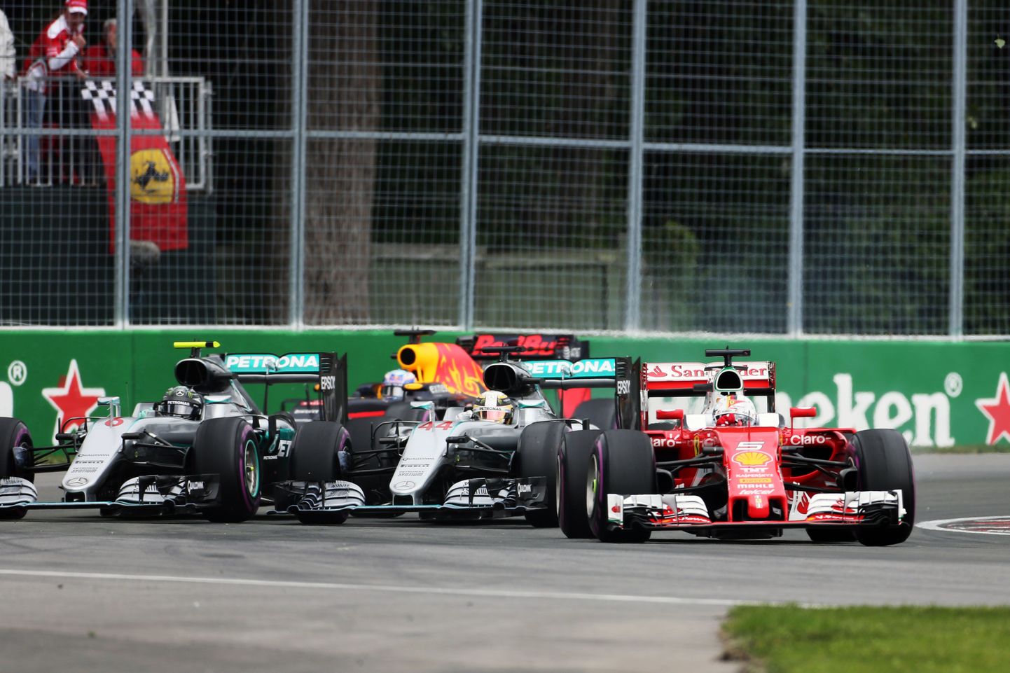 Sebastian Vetteli Ferrari möödus stardis mõlemast Mercedesest