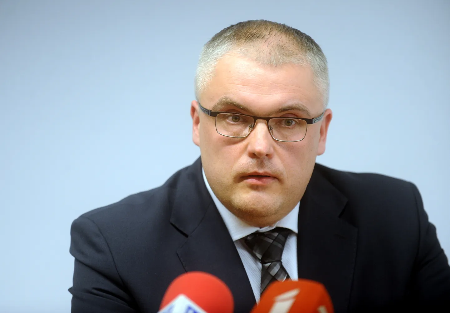 Iekšējās drošības biroja priekšnieks Valters Mūrnieks piedalās preses brīfingā par Valsts policijas Galvenās Kārtības policijas pārvaldes priekšnieka vietnieka Arvila Feierābenda un Kārtības policijas pārvaldes inspektora Ilmāra Plētiena aizturēšanu.