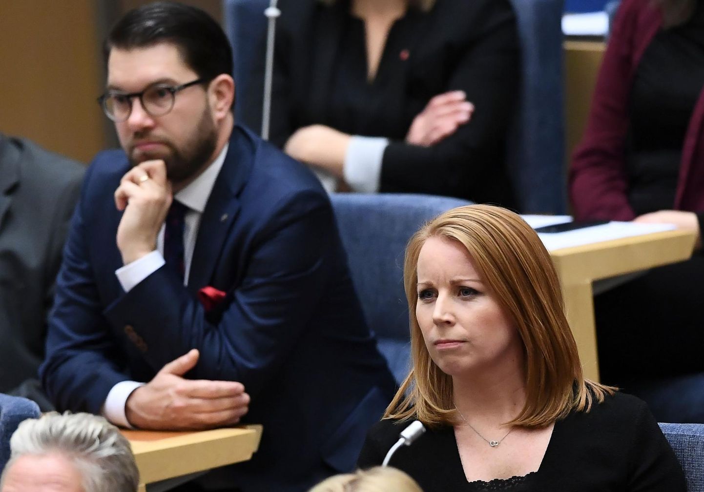 Keskpartei juht Annie Lööf (esiplaanil) peab lubamatuks, et võimu nimel antaks paremäärmuslikele Rootsi Demokraatidele ja nende esimehele Jimmie Åkessonile (tagaplaanil) mõju valitsuse üle.