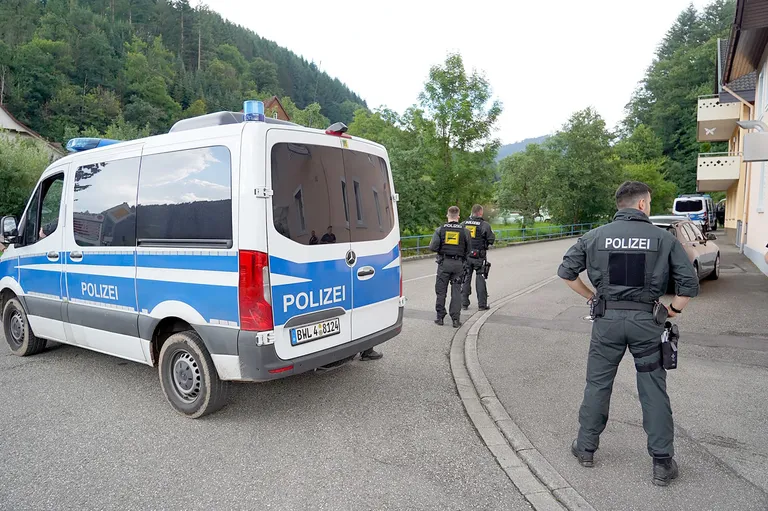 Saksamaal Oppenau lähedal toimus politseioperatsioon, mille käigus tabati politseinikelt relvad ära võtnud Yves Etienne Rausch