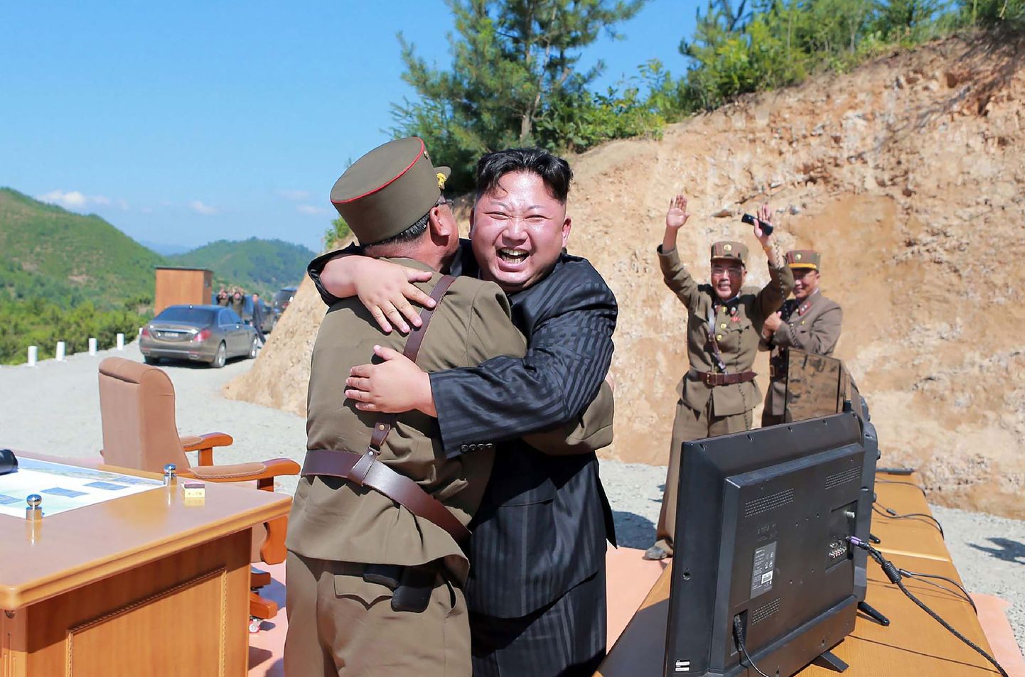 Kim Jong-un rõõmustamas pärast raketikatsetust.