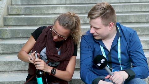 Вино в Лиссабоне можно купить почти бесплатно! Эстонские журналисты устроили дегустацию посреди города (ВИДЕО)