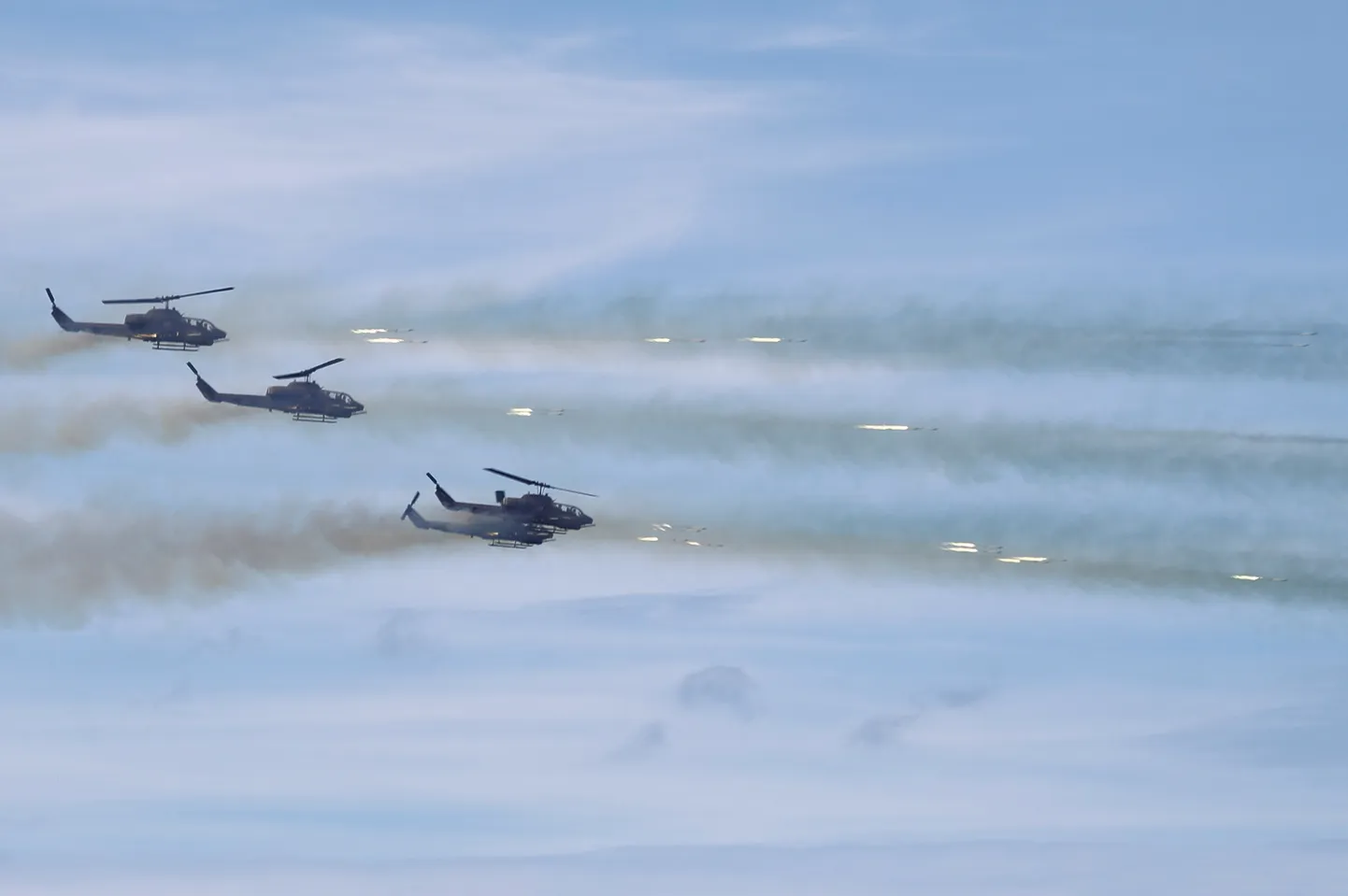 Taiwani sõjaväekopterid AH-64 Apache 2019. aasta 30. mail sõjaväeõppuse Han Kuangi ajal Pingtungi linna kohal.