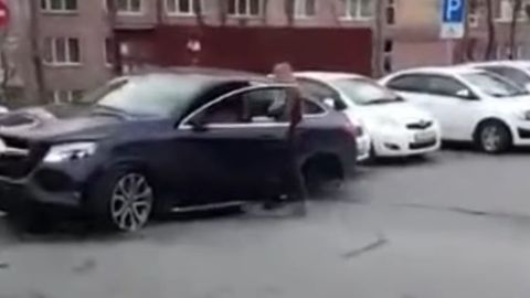 Видео: в попытке спасти кошку, девушка на Mercedes разбила 11 машин 