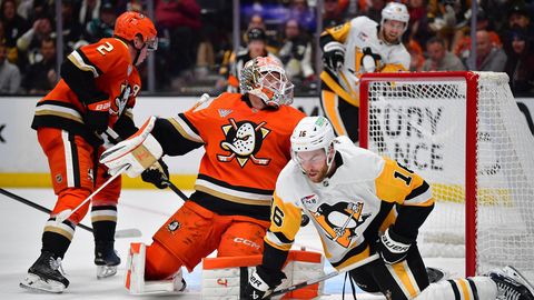 "Penguins" ar Šilovu rezervē piekāpjas "Ducks", "Lightning" bez Girgensona zaudē "Capitals"